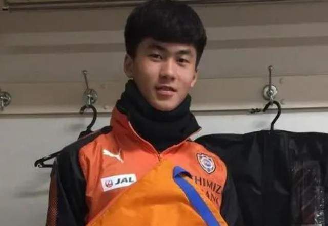 “英超远比我想的要难踢，但很高兴能够来到这里，从身体上来说，速度很快，那是很难适应的，但我一直在尝试，一直在努力。